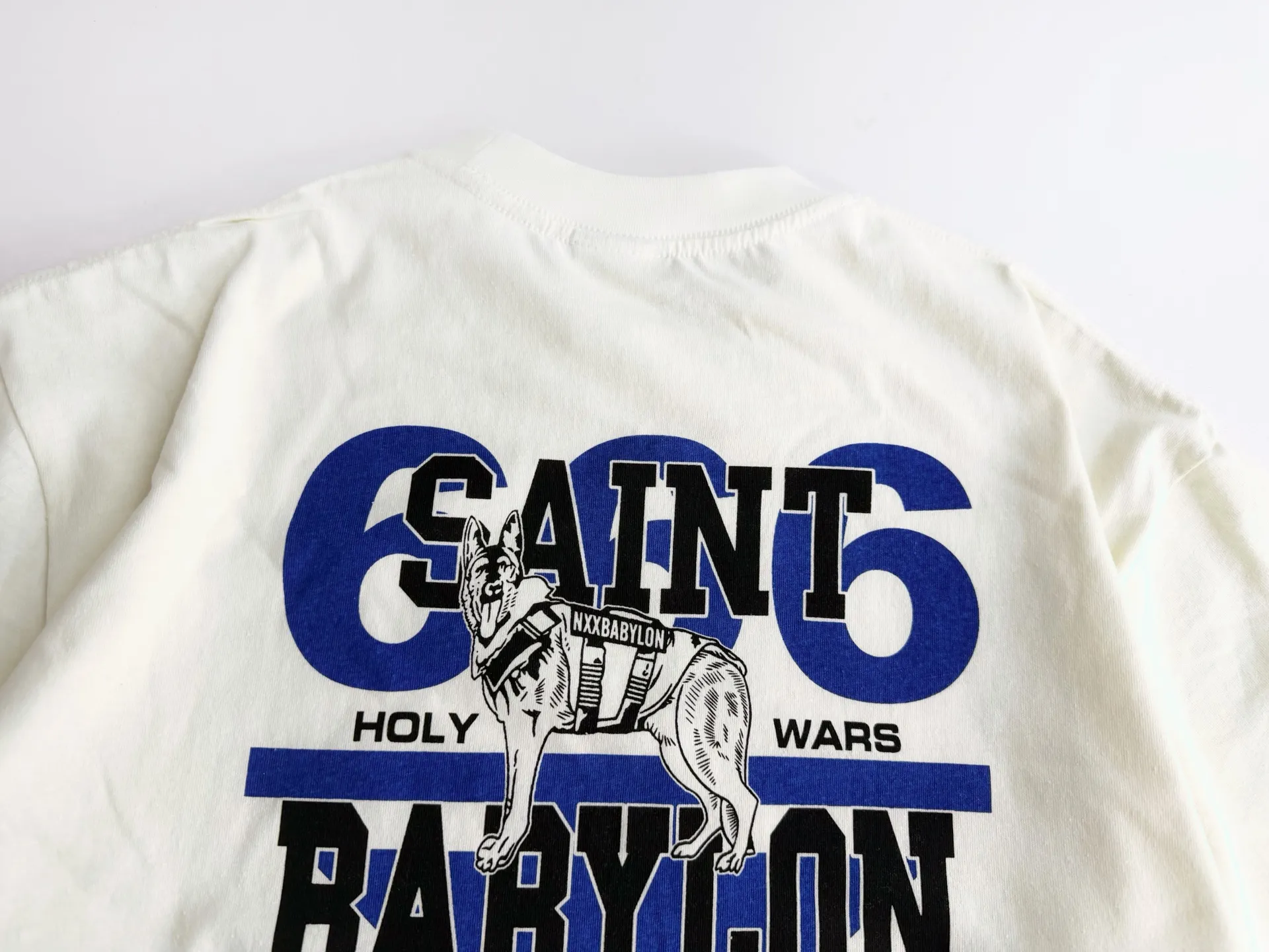 ❥8043 P116 Saint Mxxxxxx✖️BABYLON short-sleeved, off-white main tone, blue "6" + black "SAINT" and "BABYLON" words on the back, super eye-catching! There is a scarab pattern in the middle. Made of pure cotton fabric. 280g. Technology: ink printing. Size: (S-M-L-XL). Color: beige.